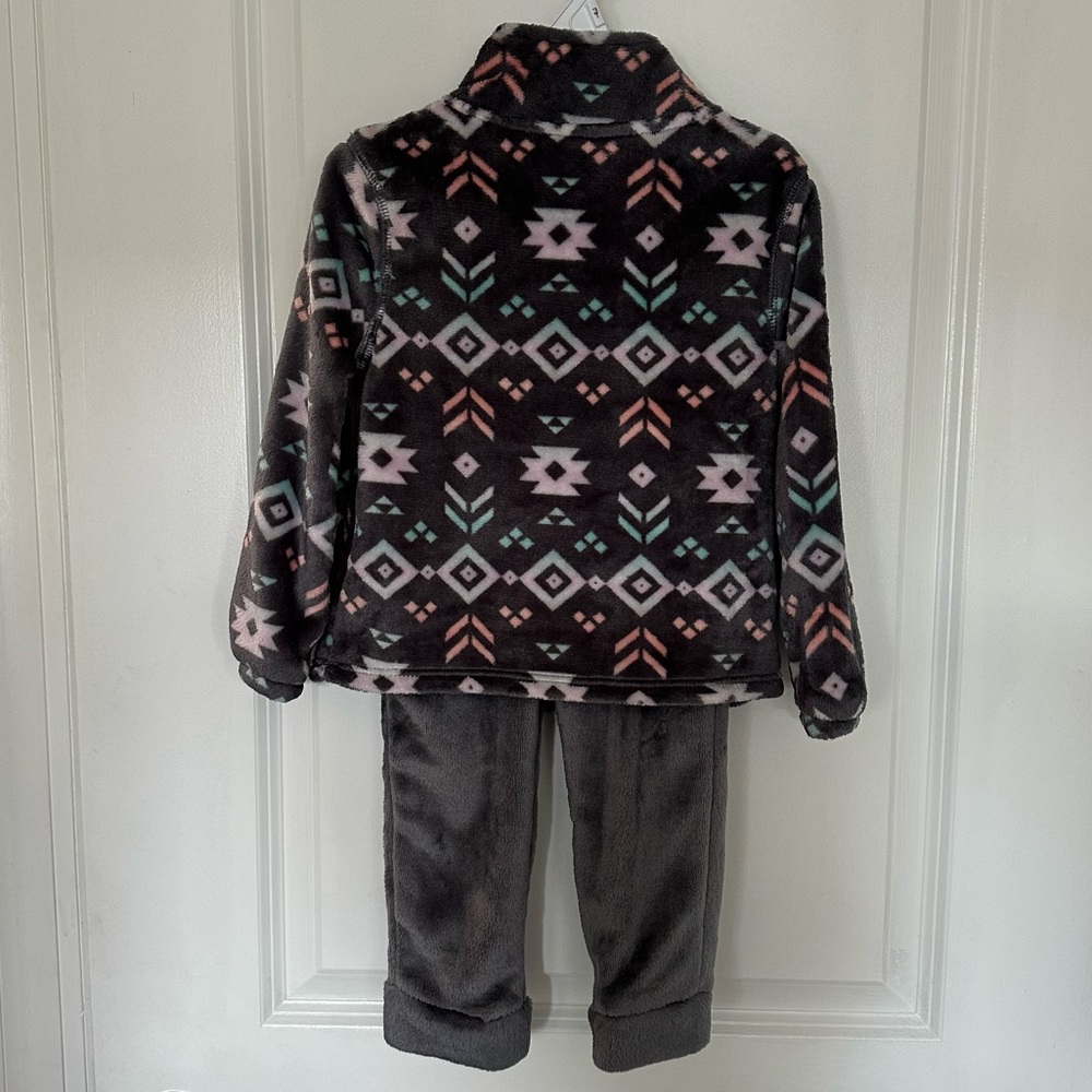 New 3T faux fur top and pant fall/winter set - Picture 2 of 11